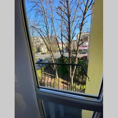 Cozy In The Business Area Of Appartement Boekarest